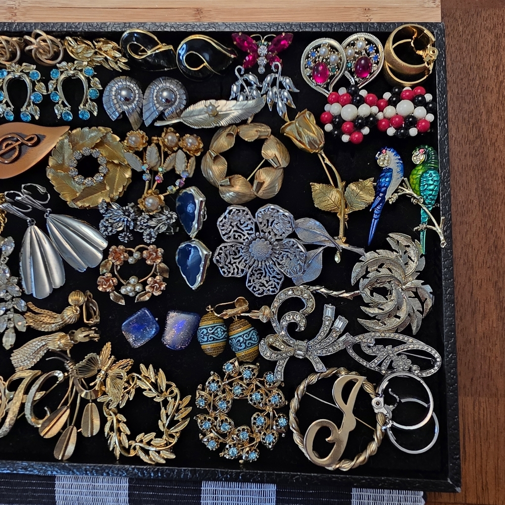 *Final Price* Huge Tray Assortment Lot Vintage Brooches & Earrings Bundle Estate - Picture 2 of 15
